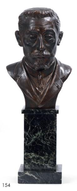 null 154 Buste en bronze d’un doyen de faculté, sur socle marbre vert-de-mer. Vers1900....