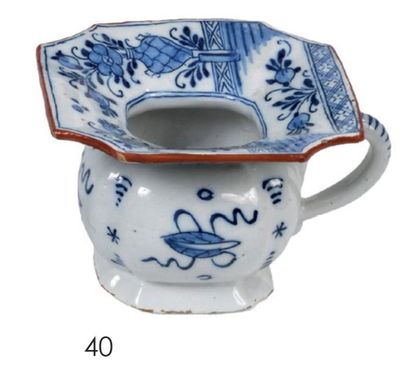 null 40 DELFT Crachoir en faïence de forme carrée à décor en camaïeu bleu de vases...