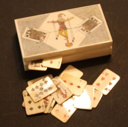 null Boite en os contenant un jeu de carte en os. 10,5 x 6 x 2,5cm. Travail populaire,...