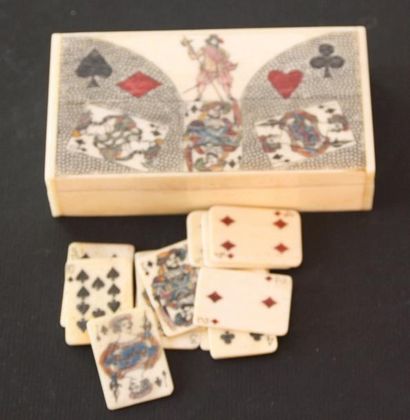 null Boite en os contenant un jeu de carte en os à décor de cartes Allemandes. Le...