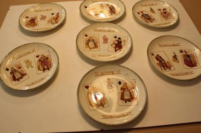 null Série dépareillée de 7 assiettes en Choisy le Roy, en faïence polychrome, décor...