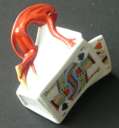 null Petit pot à lait en porcelaine a décor de cartes à jouer portrait anglais. L'anse...