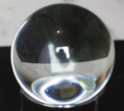null Une boule de cristal Diamètre 12 CM. Avec son support métallique 