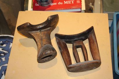 null Deux appuis têtes en bois naturel sculpté Afrique de l'Ouest.