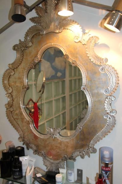 null Miroir en verre de Venise à décor rocaille. - Haut. :90 - Larg. : 66cm