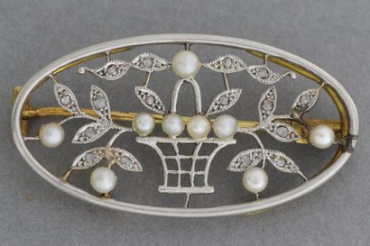 null Broche "Panier" en or ajouré sertie de diamants et de perles. Poids : 4,2g