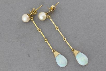 null Paire de boucles d'oreilles en or ornées d'une perle retenant une goutte d'opale....