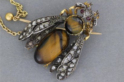 null Broche "Insecte" en or et argent, le corps orné d'un œil de tigre, les ailes...