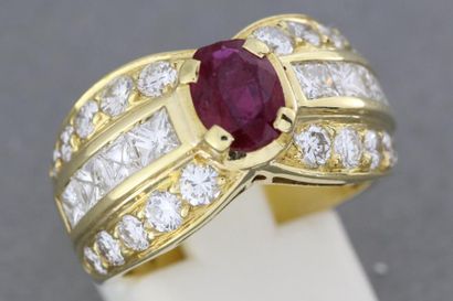 null Bague en or ornée d'un rubis épaulé de lignes de diamants princesses et de brillants....