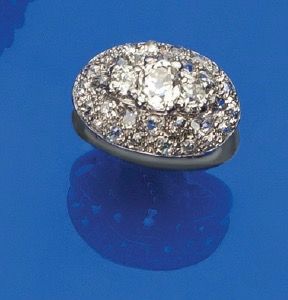 null Bague en or gris 18K 750‰, sertie d'un pavage de diamants de taille ancienne...