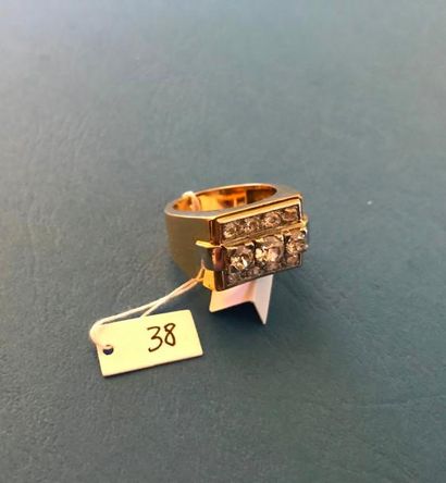 null Bague en or 18K 750‰ et platine 900‰, de forme géométrique, paré d'une ligne...