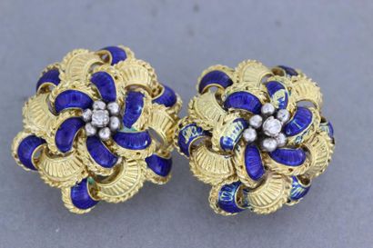 null Paire de boucles d'oreilles "fleurs" en or émaillé (manques) centrées d'un brillant....