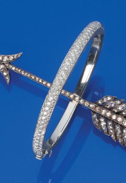 null Bracelet jonc en or gris 18K 750‰, serti sur le dessus d'un pavage de diamants...