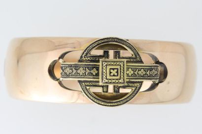 null Bracelet rigide ouvrant en or d'époque Napoléon III orné d'un motif central...