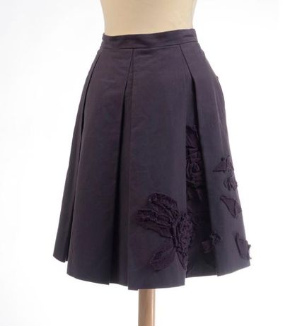 null KENZO : jupe plissée en coton ardoise à décor de broderies de fleurs lie de...