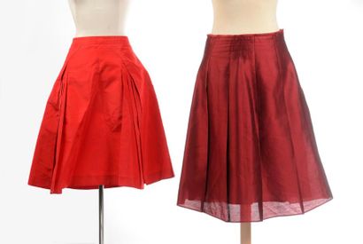 null CELINE : jupe en soie rouge avec jeu de plis sur les hanches. T. 38 ARMAND VENTILO...