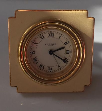 null CARTIER Pendulette en métal doré et laque crème 7,5 x 7,5 cm