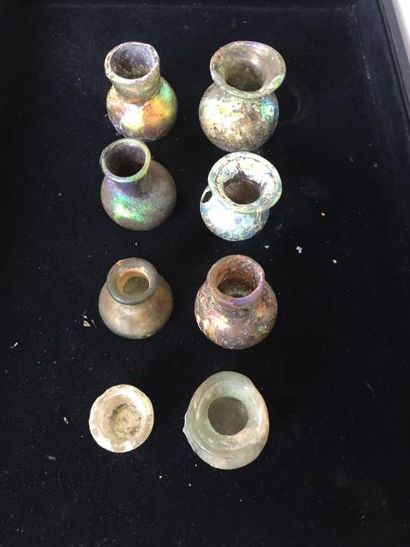 null Huit vases miniature en verre irisé