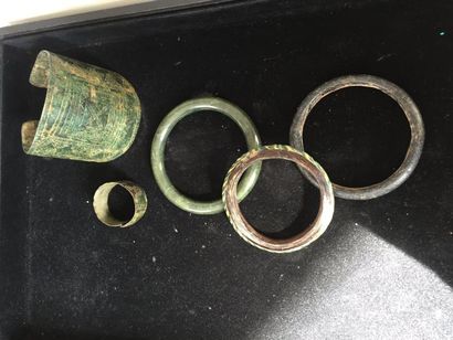 null Trois bracelets rigides, un anneau et une manchettes en bronze