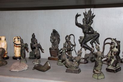null Lot de six sujets en bronze : Danseuses, bouddhas, divinités. Travail Extrême...