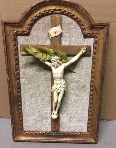 null Christ en croix en ivoire dans un cadre en bois doré Accidents et restaurat...