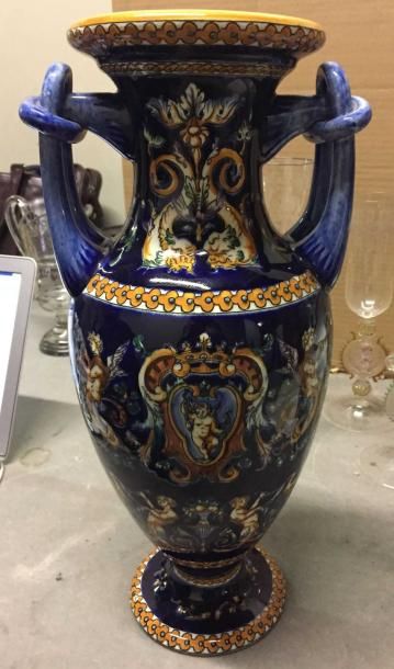 null Vase en faience de Gien à décor de grotesques sur fond bleu Haut.: 41cm