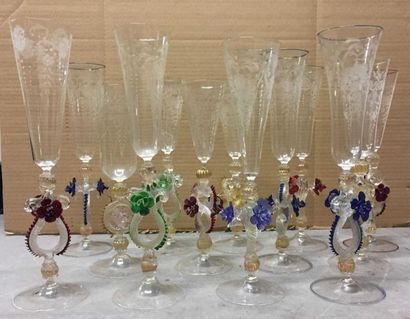 null Suite de 15 verres en Murano décor en relief de fleurs de couleurs, un pique...