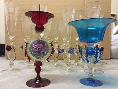 null Suite de 15 verres en Murano décor en relief de fleurs de couleurs, un pique...