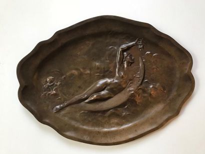 null Auguste LEDRU "La nuit" Plat en bronze en léger relief Signé et cachet du fondeur...