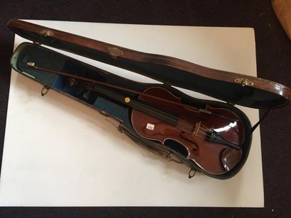 null Violon d'étude. XXe siècle. Assez bon état, avec archet. Longueur : 362 mm