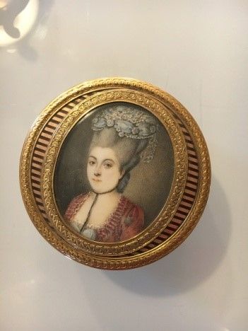 null Boite en or et corne, miniature d'une femme peinte sur le couvercle XVIIIème...