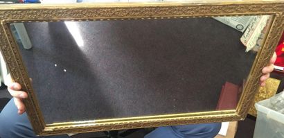 null 5/ Miroir rectangulaire en stuc doré décor feuillagé Style Louis XVI (acc)