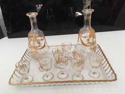 null 8/ Petit service à liqueur en verre et décor de or comprenant 9 verres et deux...