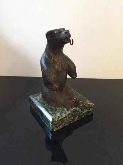 null 367. Porte-montre en bronze à patine brune représentant un ours assis sur une...