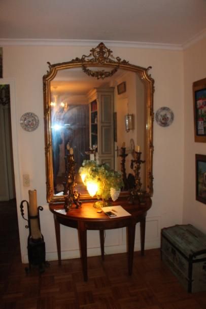 null Grand miroir en bois et stuc doré à décor de guirlande de fleurs. Style Louis...