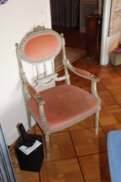 null Paire de fauteuils en bois laqué crème à décor de feuillage, dossier médaillon...