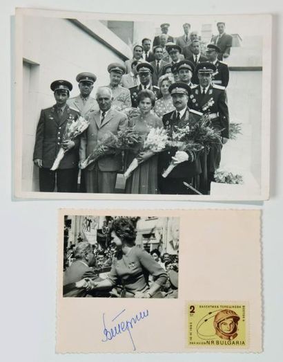 null Lot de deux photos de Valentina TERECHKOVA, avec signature. 1963.