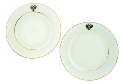 null Deux assiettes provenant du service de table de la famille impériale, en porcelaine...
