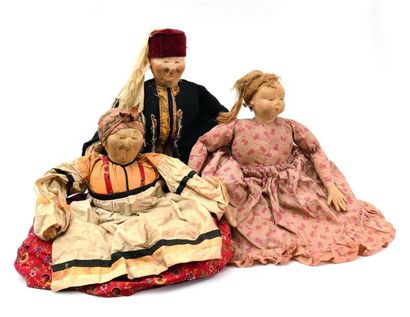 null Ensemble de trois poupées en costumes nationales russes et Cosaques.