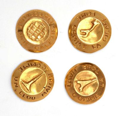 null Line VAUTRIN (1913-1997) Des rébus Série complète de quatre boutons en métal...