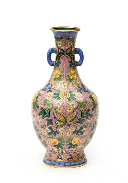 null Vase à col évasé à deux anses en émail polychrome à décor de fleurs et de papillons...