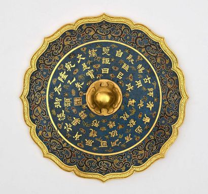 null Miroir en bronze doré et émaux cloisonnés polychromes à bords mouvementés et...