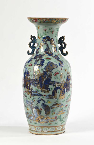 null CHINE Grand vase en porcelaine à décor dans des réserves de scènes animées dans...