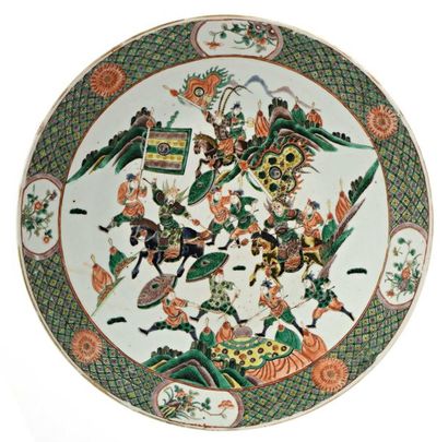 null CANTON Grand plat en porcelaine de Chine à décor polychrome de la Famille verte...