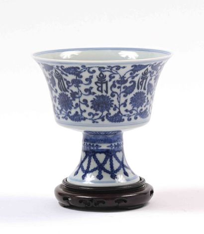 null CHINE
Coupe évasée sur pied en porcelaine à décor bleu et blanc.
Marque au revers.
Socle...