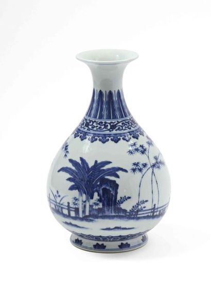null CHINE
Vase balustre en porcelaine à décor bleu et blanc de bambous, bananiers...