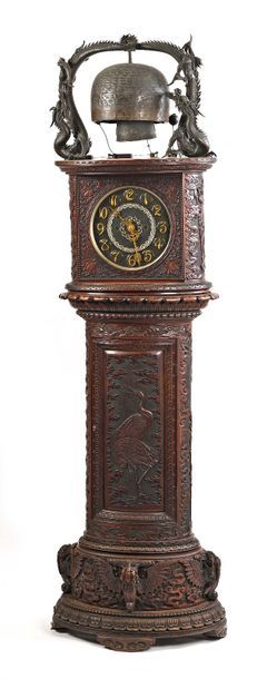 null Importante horloge de parquet en bois ciselé à décor de motifs floraux stylisés,...