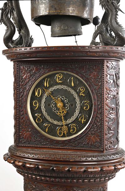 null Importante horloge de parquet en bois ciselé à décor de motifs floraux stylisés,...