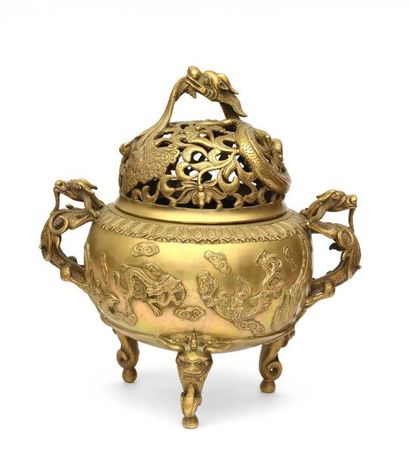 null CHINE Grand brûle-parfum en bronze doré à décor de dragons, il repose sur quatre...