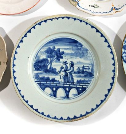 null DELFT Assiette en faïence à décor bleu et blanc d’un couple sur un pont dans...